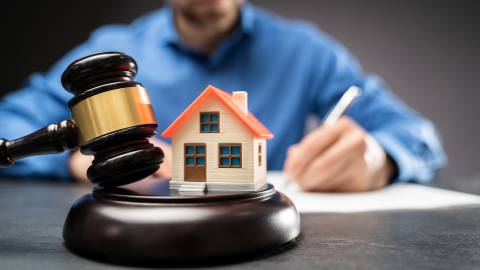 Un conjoint propriétaire unique a-t-il le droit de vendre à lui seul le logement de famille ?